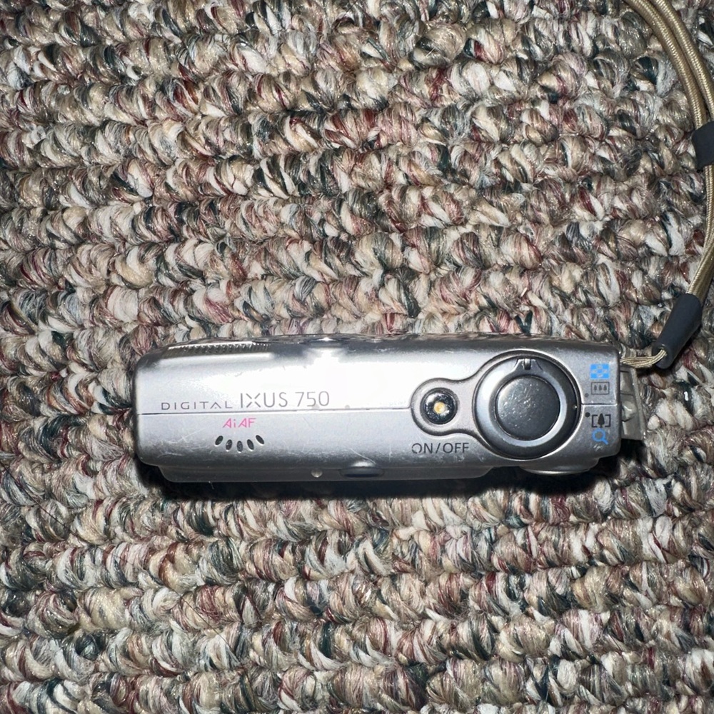 Canon Digital IXUS 750. Signs of usage, functional does not include battery.